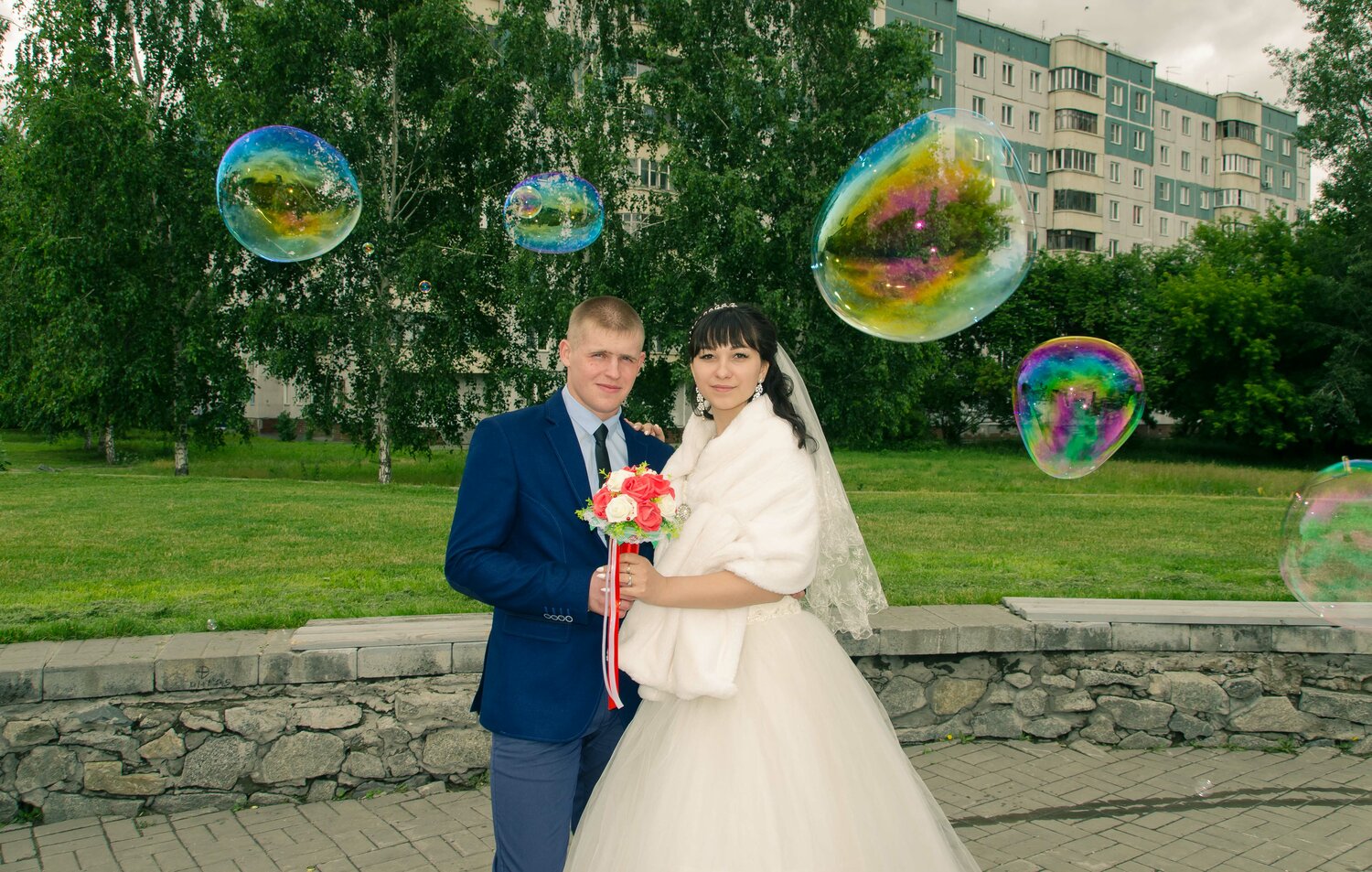 на свадьбе, свадебный, фотосессия в сарове, шары олимпийские большие на свадьбе, невеста
