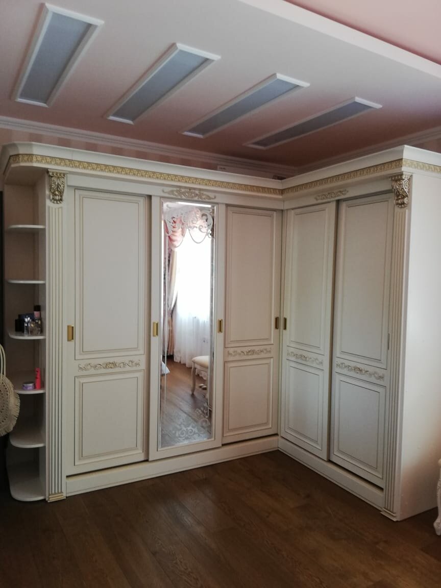 шкаф купе классика шестидверные патина, шкаф купе классика, угловой классический шкаф, встроенный шкаф в комнату классика, встроенный шкаф с пилястрами гостиную