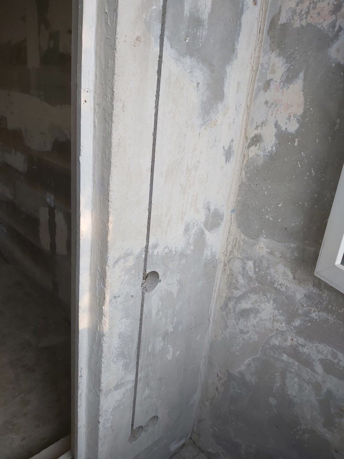 стен, санузел в черновой отделке, мокреющие стены, оштукатуривание дверных проемов, монтаж входной металлической двери в газобетон