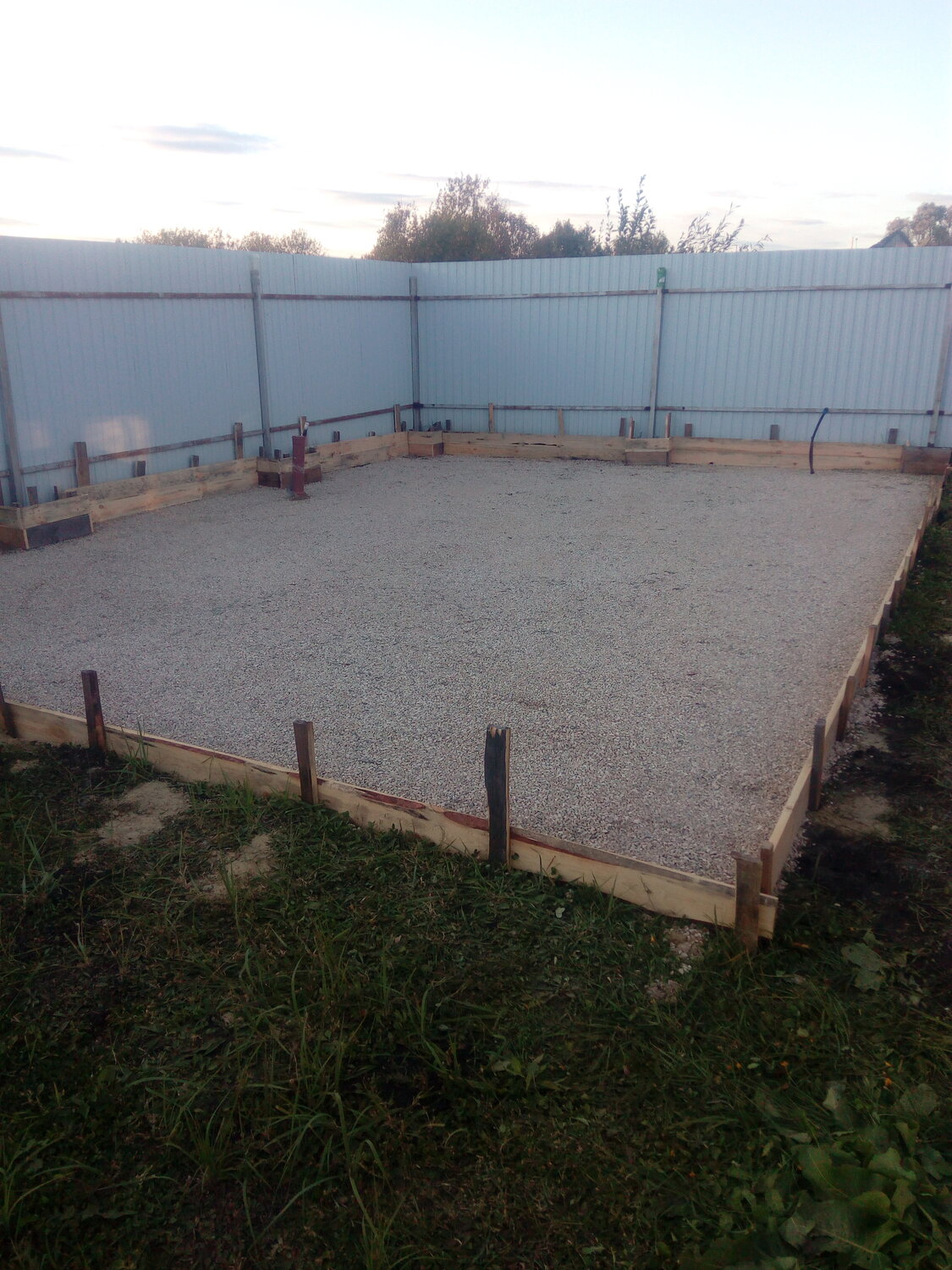 участок, забор из профнастила на неровном участке, забор из профлиста на участке, талдом профиль заборы, секции забора плоский шифер