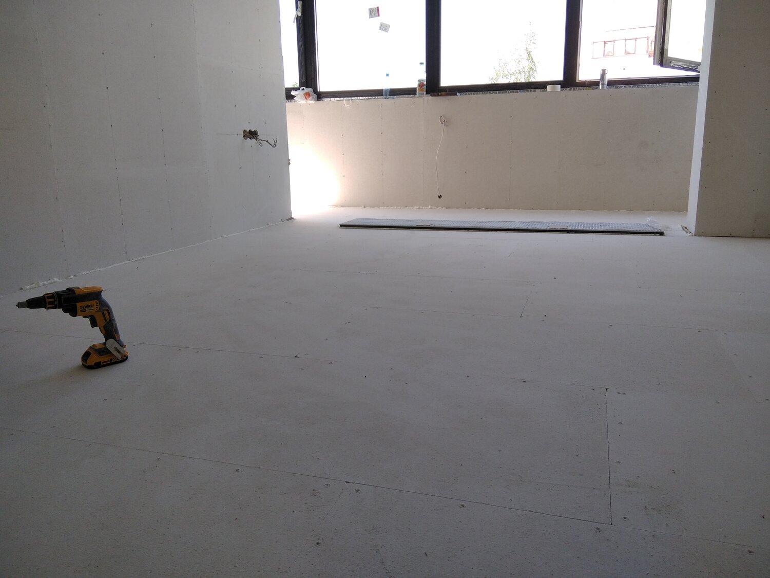 стяжка пола, черновая стяжка пола, идеальная стяжка пола в интерьере, полусухая стяжка пола, стяжка пола серпухов