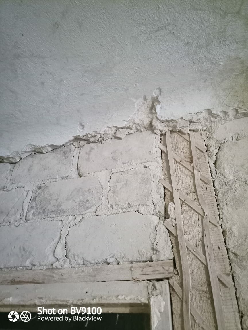 стен, штукатурка белый кирпич, трещина несущей панельной стены, штукатурка иглина, неровная крашенная кирпичная стена