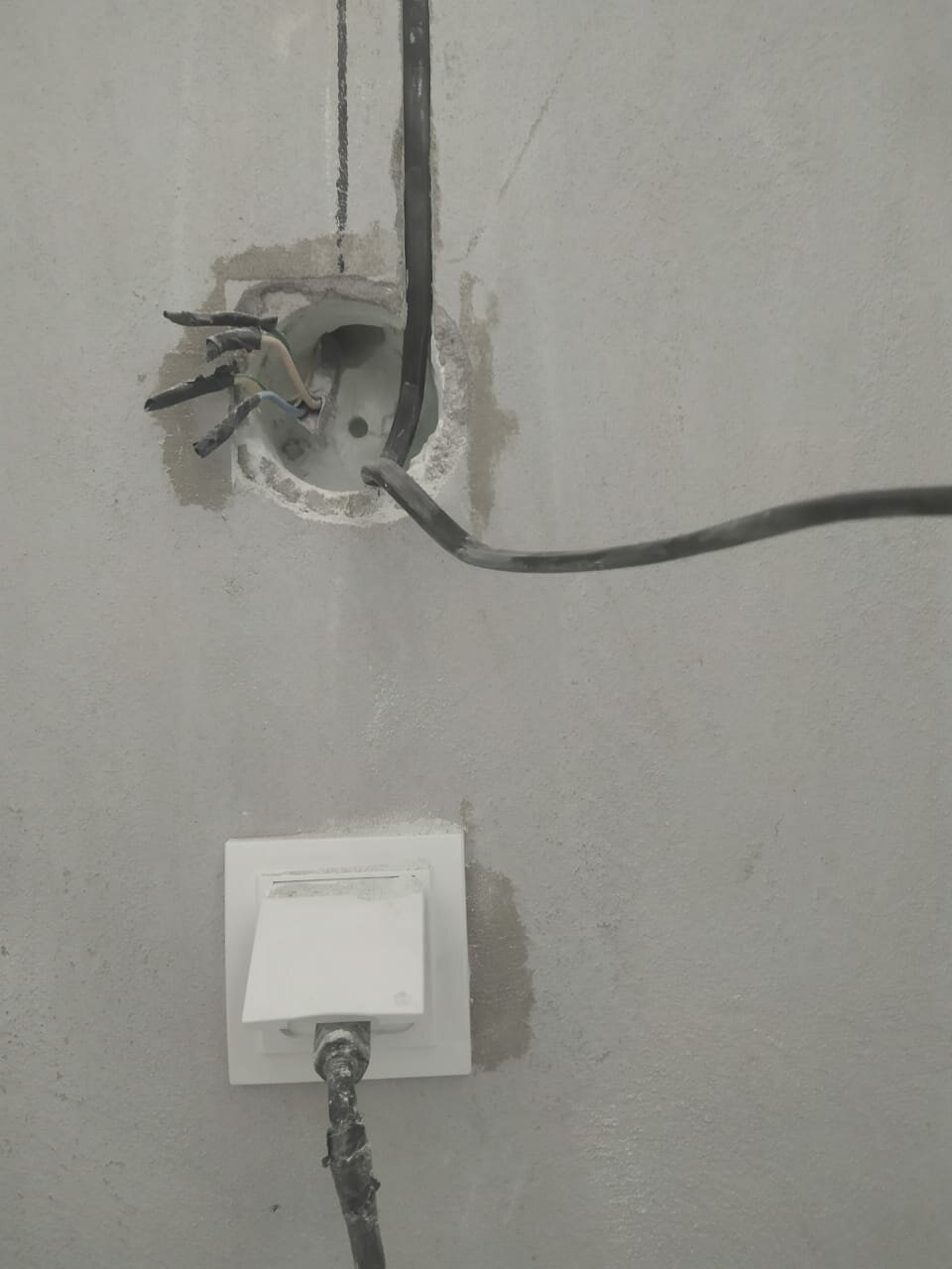 электрика, электромонтаж, электричество, электрик, провода торчат из стены
