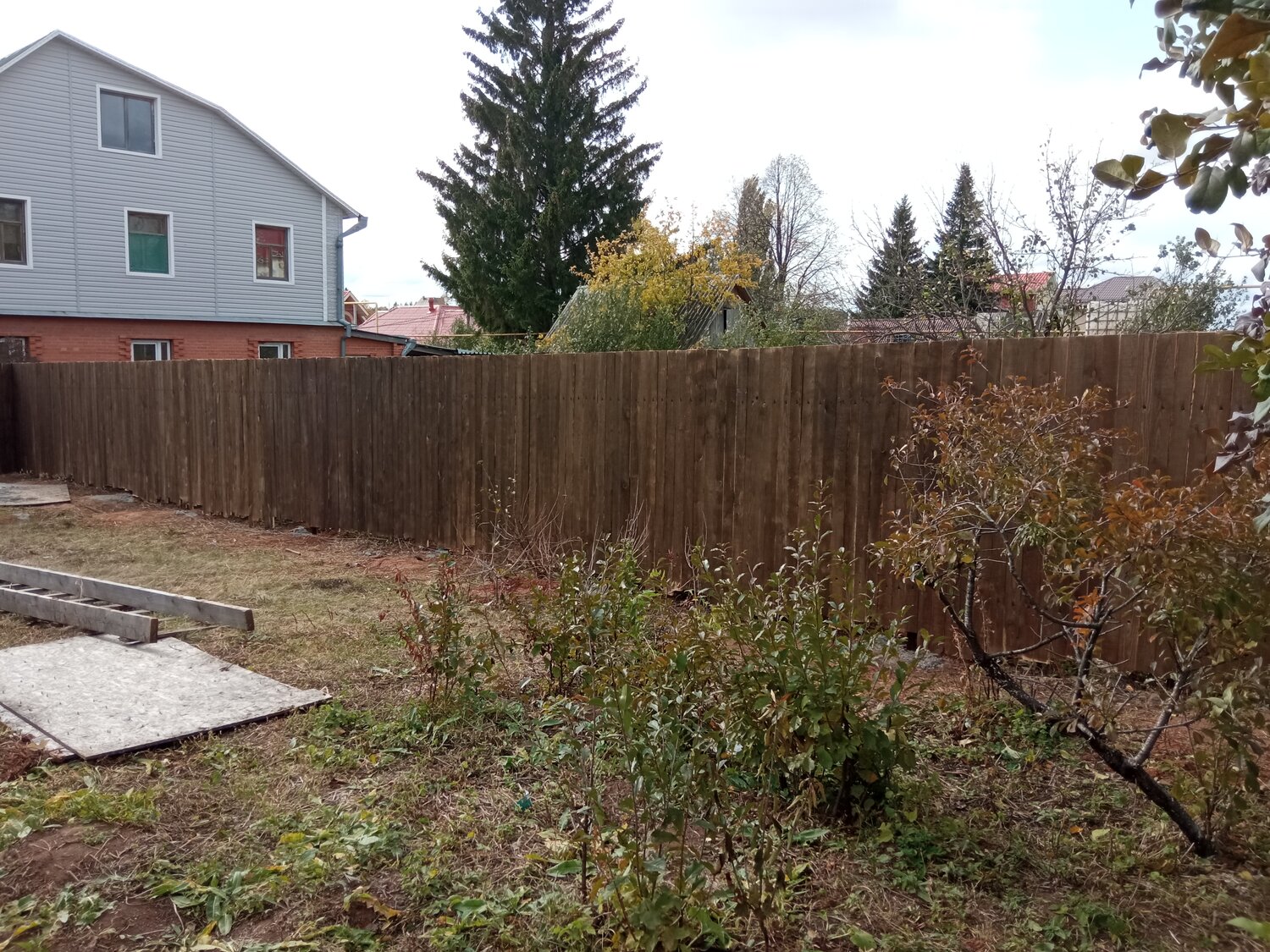 забор, сплошной забор из штакетник шахматка, участок, дача, забор штакетник