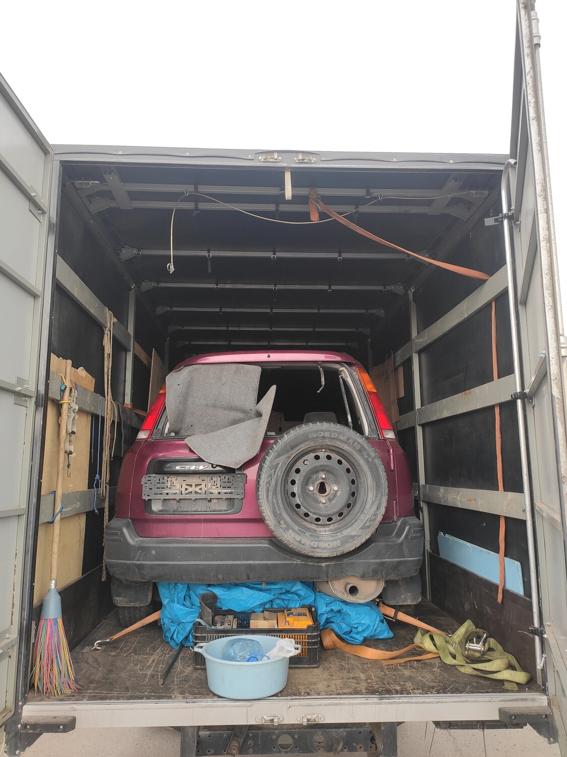 автомобиль в контейнере, машина в контейнере, авто, легковой автомобиль, гараж