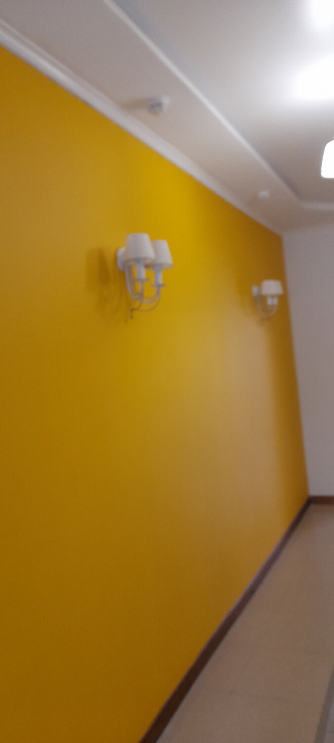 краска желтого цвета, люстра, желтый глянцевый потолок, потолок, интерьер