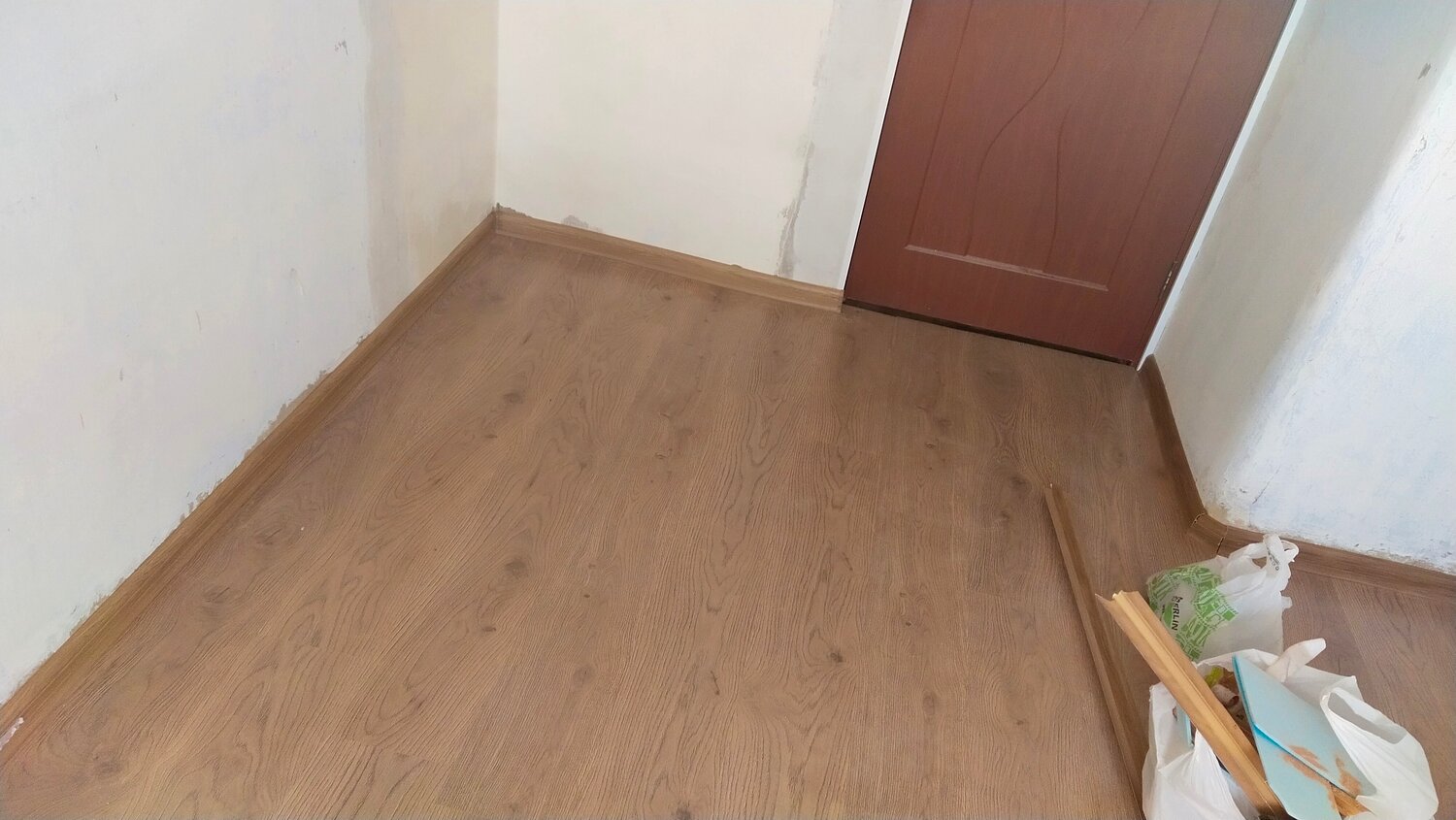 укладка ламината, линолеум, ламинат, плитка под ламинат в разном направлении, паркетная доска