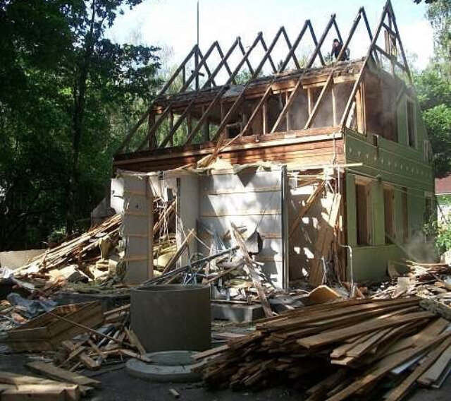 Демонтаж деревянных стен и перекрытий