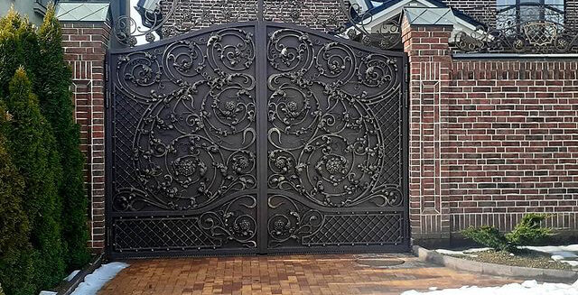 Монтаж кованых заборов