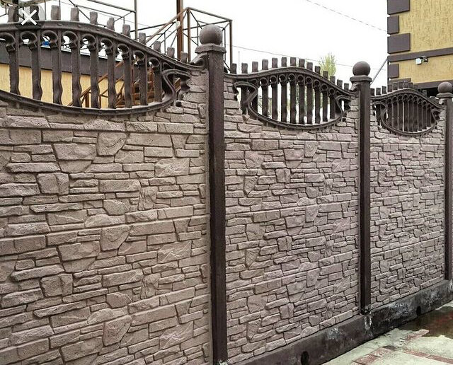 Строительство забора из бетонных панелей