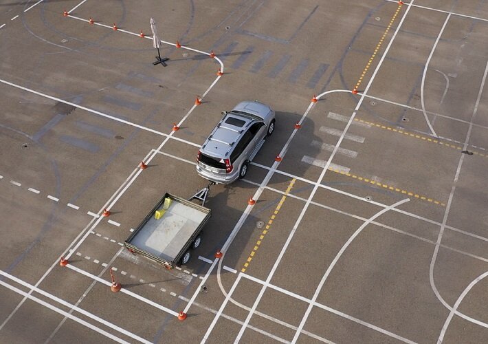 площадка гаи вид сверху, габаритный коридор на автодроме, автомобиль, автодром, парковочное место вид сверху
