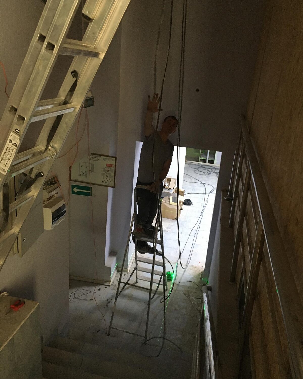 постройка скалодрома, строительство, лестница, стремянки для мойки окон, строительный