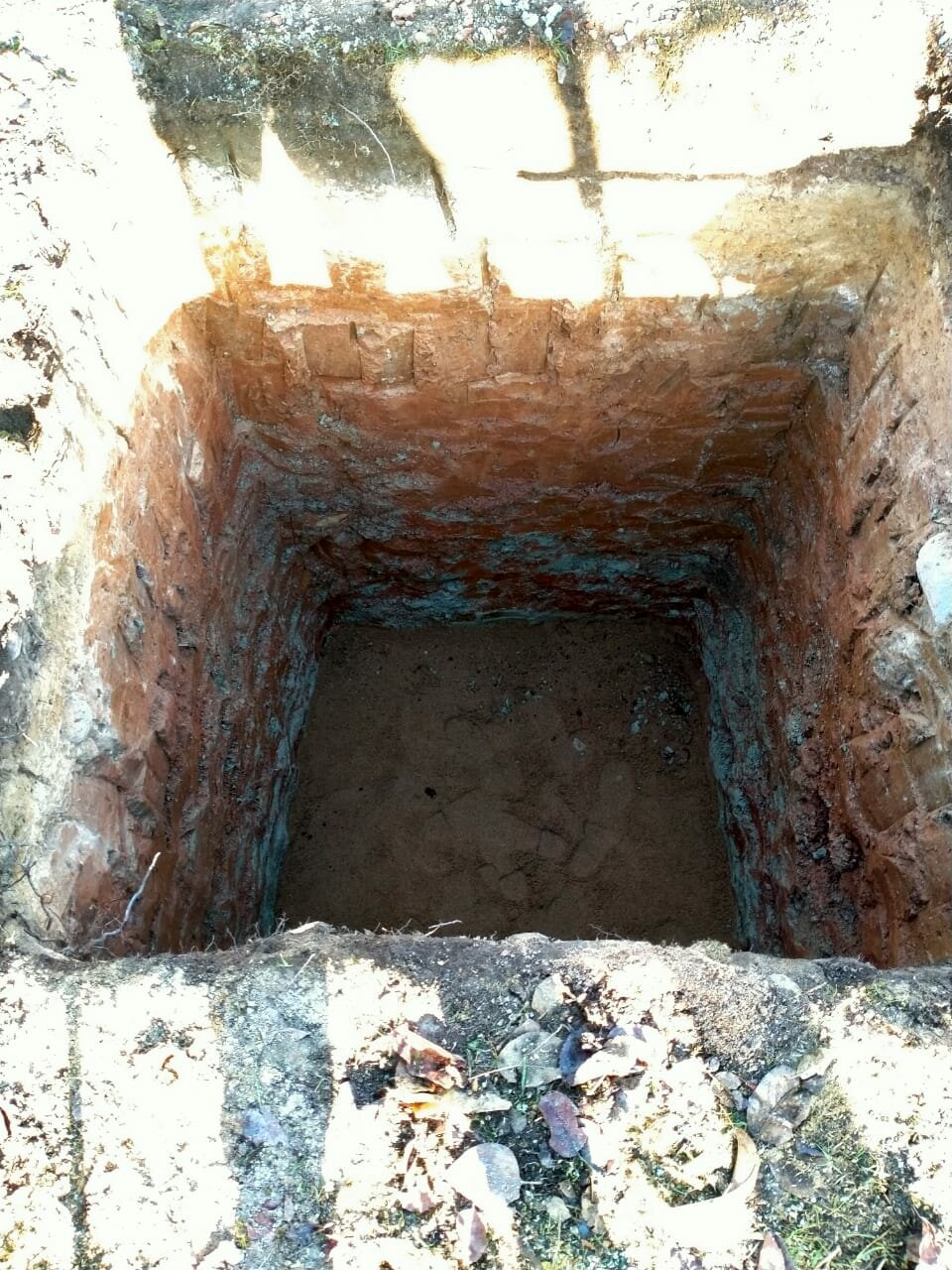 котлован для септика, шурфование, вырытая могила, квадратная яма в земле, яма