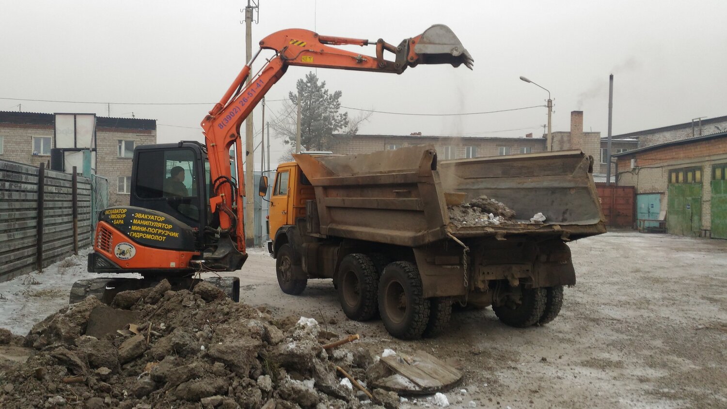 камаз самосвал 15т экскаватор, погрузка мусора в камаз бобкэтом, спецтехника, самосвал, jcb 3cx грузит самосвал