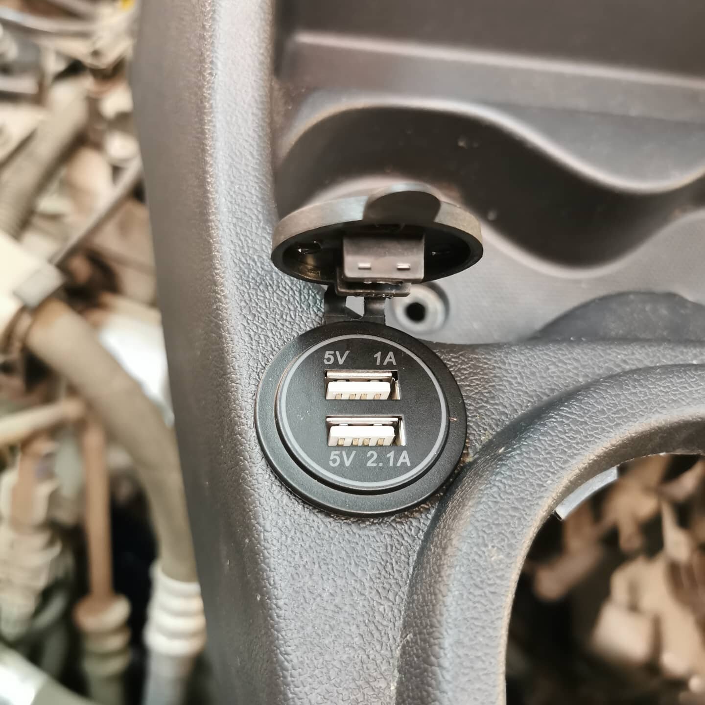 usb розетка ларгус, renault logan 2 usb разъем, usb розетка, розетка юсб лада ларгус, usb зарядка для ларгуса
