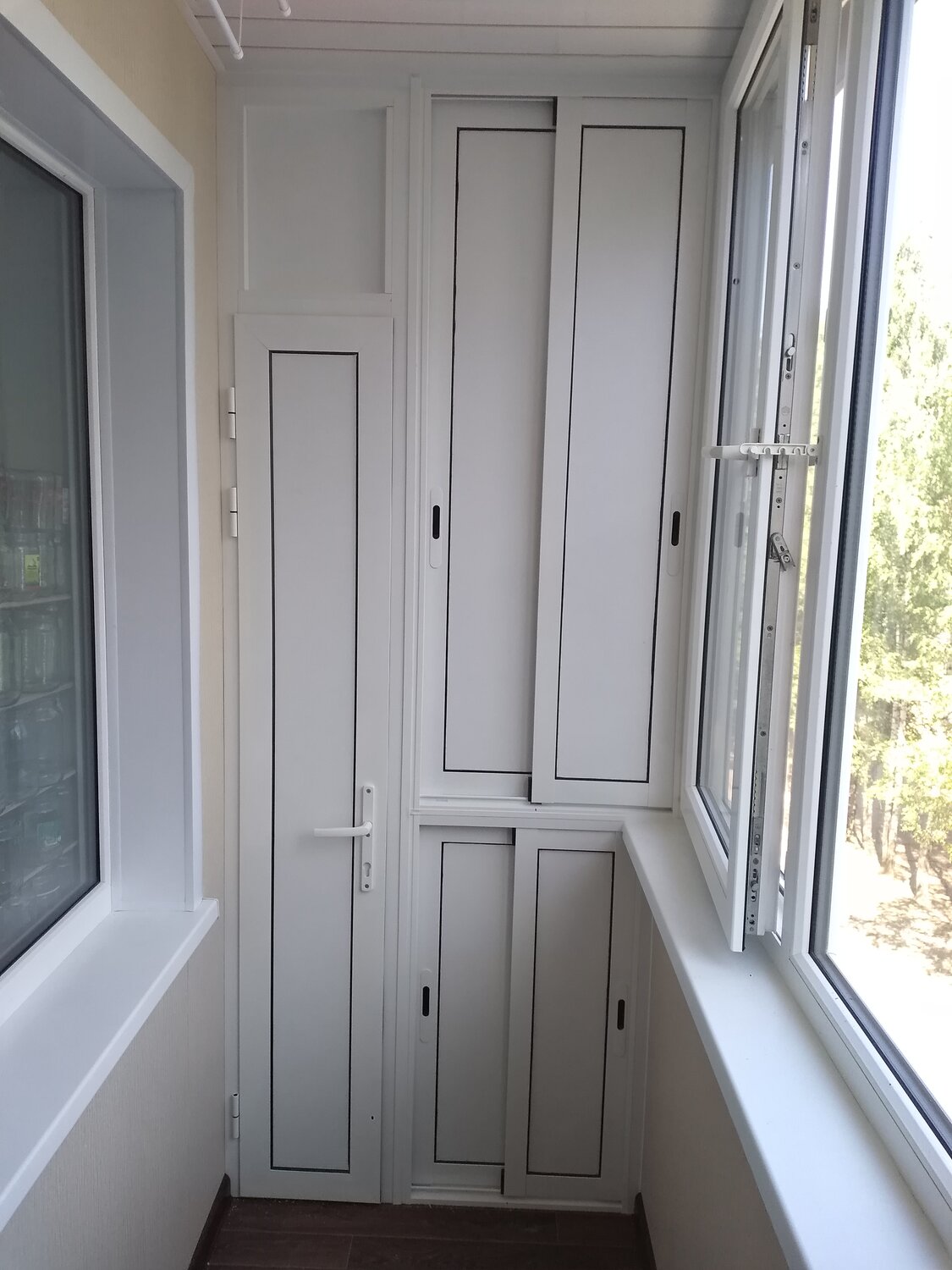 шкаф на балкон с распашными дверями, шкаф на балкон, встраиваемый шкаф на лоджии с распашными дверями, раскладные шкафы на балкон, алюминиевый шкаф на балкон