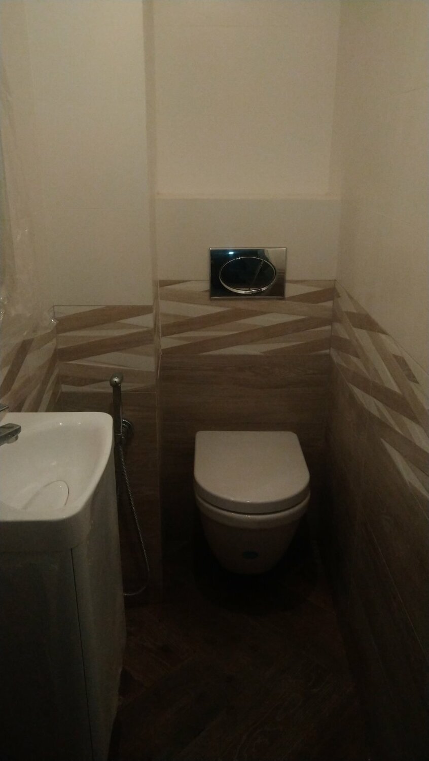 туалетная комната маленькая с инсталляцией, туалетная комната с инсталляцией, туалет, туалет с инсталляцией домашнее, туалет с коробом для труб и инсталляции