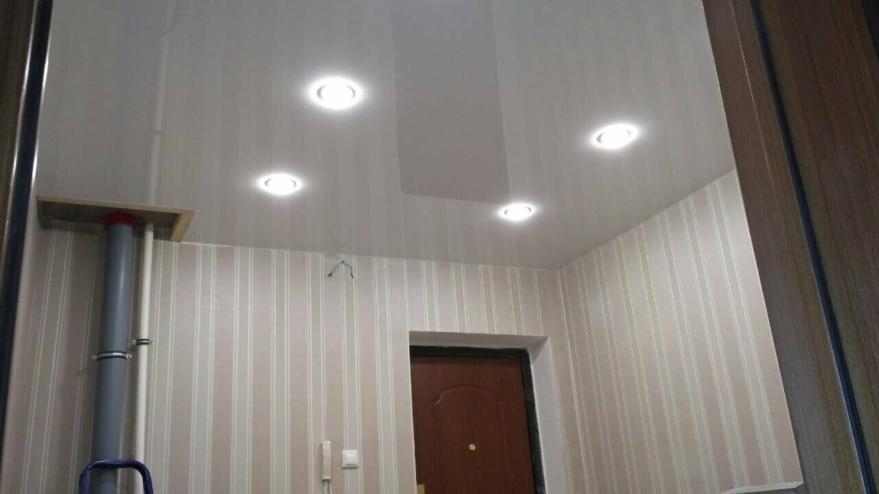 натяжные потолки в доме, потолок, потолок с лампочками, натяжные потолки в ванной, натяжные потолки с лампочками