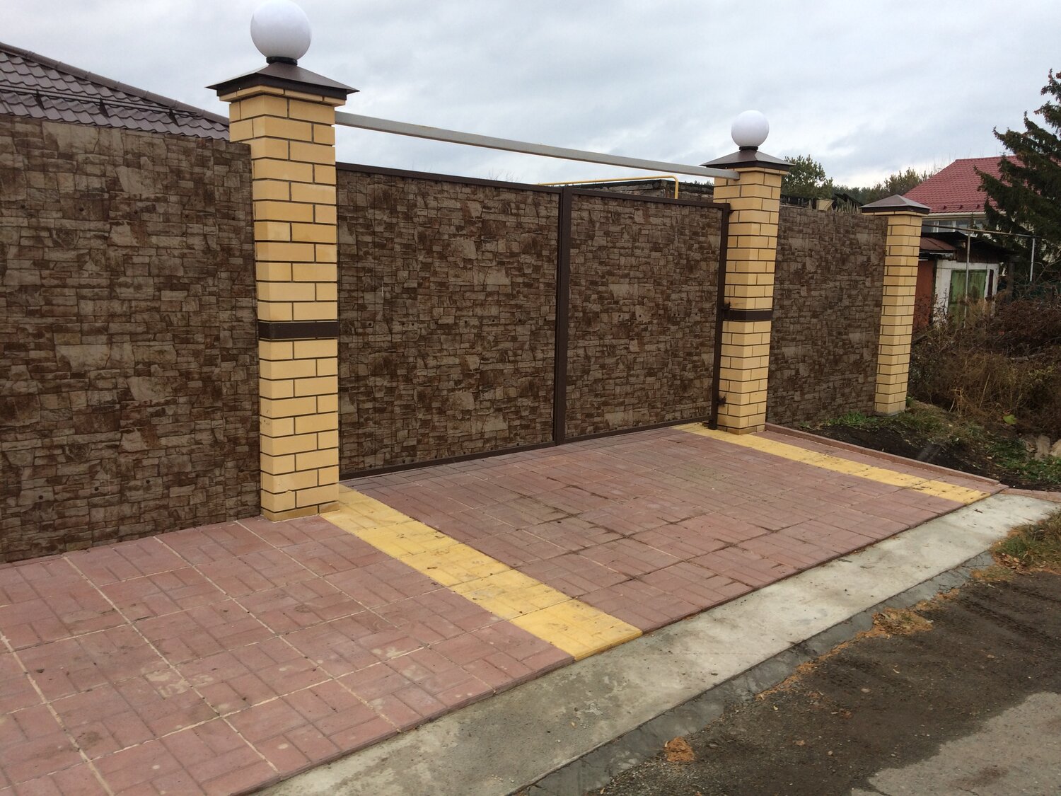 французский камень забор, профнастил принтек под камень, кирпичный забор, бессер блоки забор, забор из кирпича