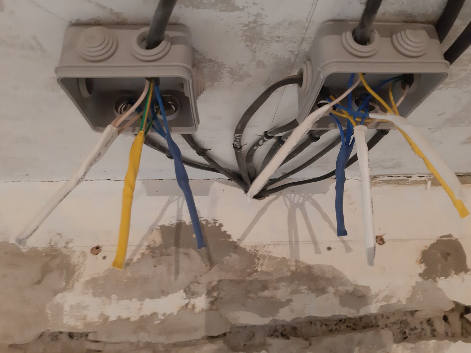 сварка проводов в распределительной коробке, соединение проводов в распределительной коробке, электрика в квартире, распределительная коробка, опрессовка проводов в распаечной коробке