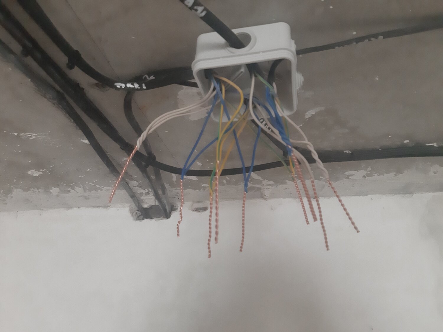 электромонтажные работы, монтаж проводов в распределительной коробке, замена электропроводки, способы соединения проводов в распределительной коробке, монтаж электропроводки