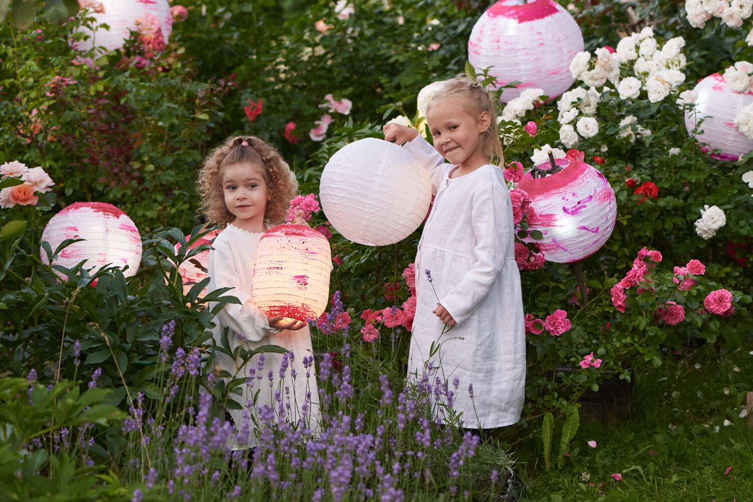 маленькая девочка с пионами, цветы, пионы, садовая роза, девочка с букетом