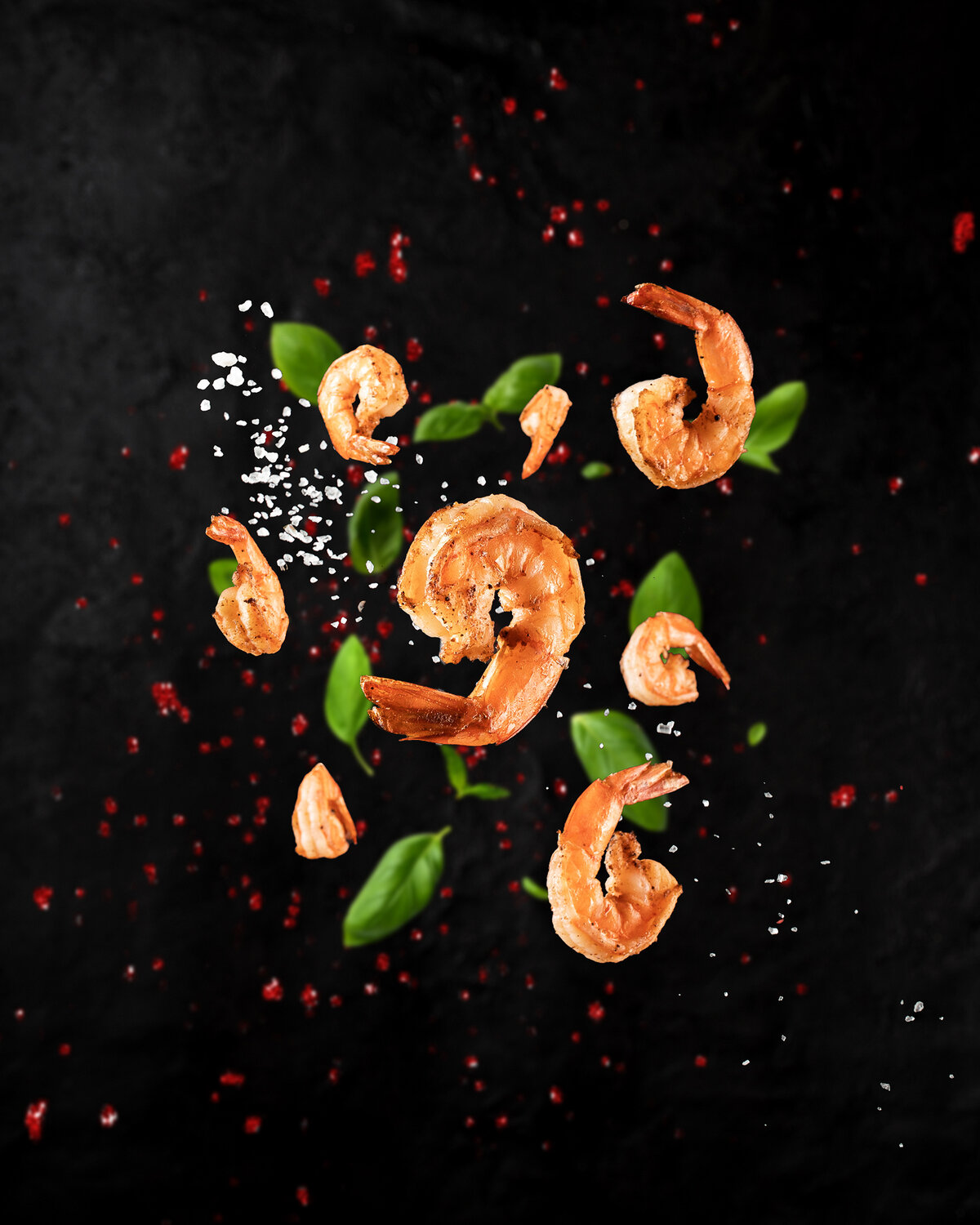 фуд фотограф, креветки на гриле, shrimp, креветки гриль вид сверху, креветки на черном фоне