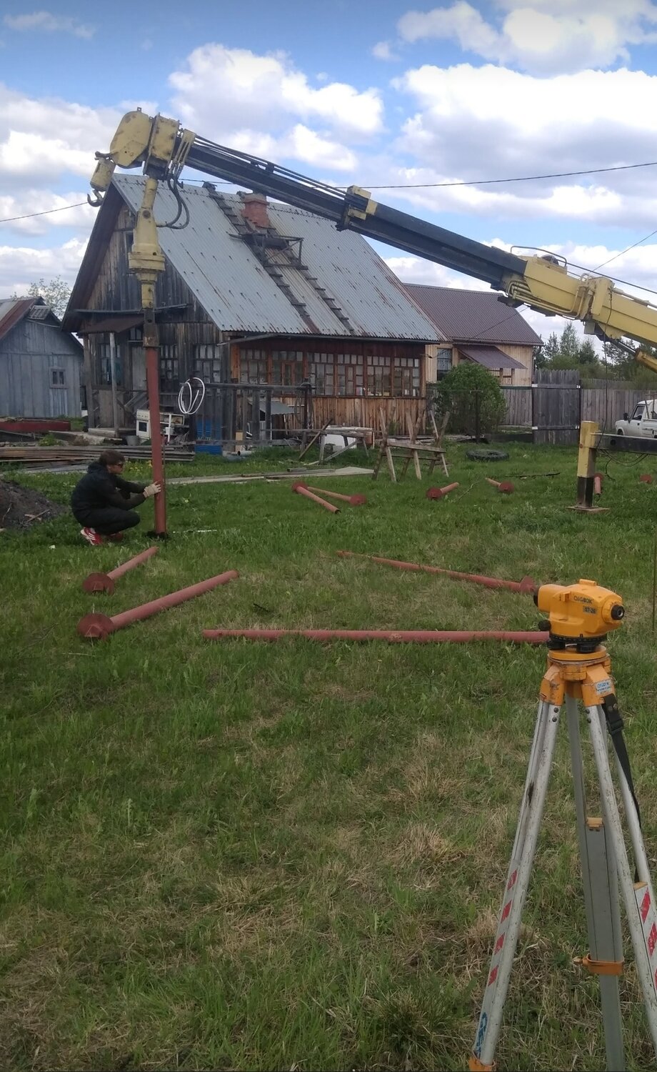 сваи винтовые кран, завинчивание свай, сваи забивные, устройство свайного фундамента, кран для строительства дома