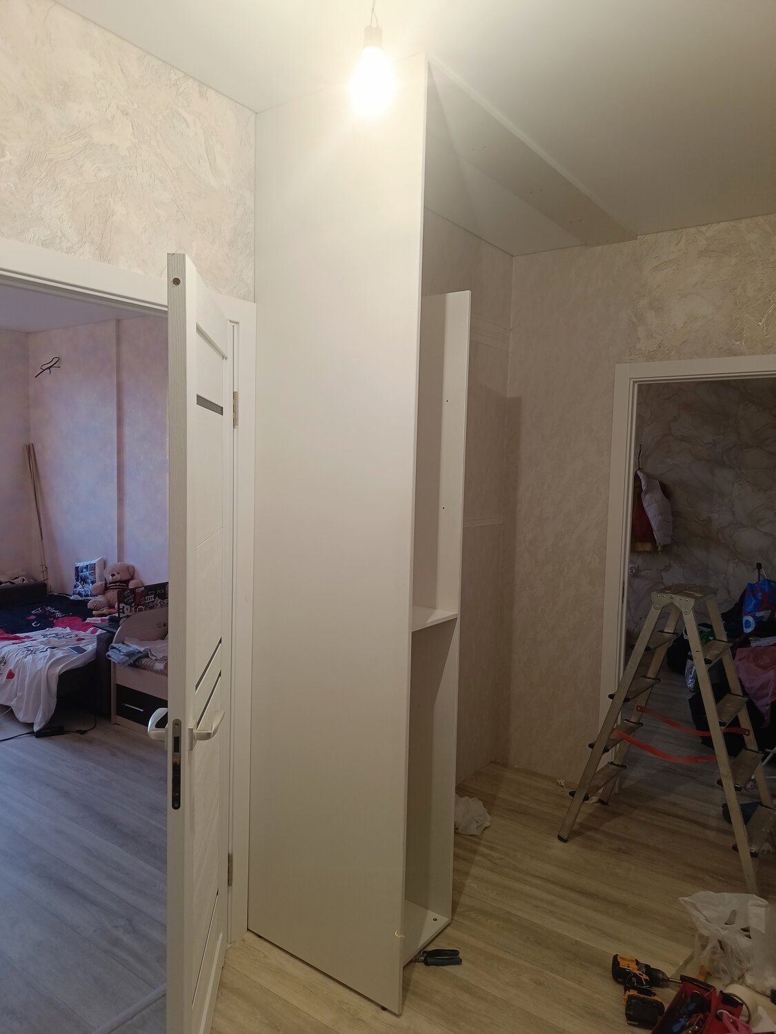 прихожая встроенный шкаф, встроенный шкаф в нише, шкаф в узкой нише, встроенный распашной шкаф в нишу, встроенный шкаф в нишу