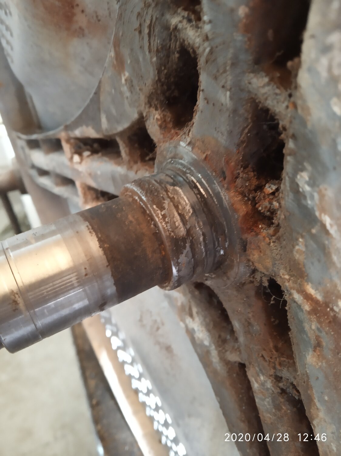 кернить вал стиральной машины, трещина на втулке вала стиральной машины, замена втулки стиральной машины, восстановление, подшипник переднего кулака опель фронтера 1992