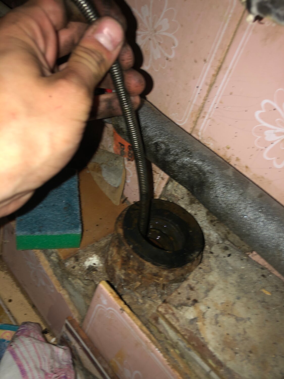 прочистка канализационных труб, прочистить канализацию в квартире с помощью троса, прочистка трубу из троса, прочистка труб, прочистка