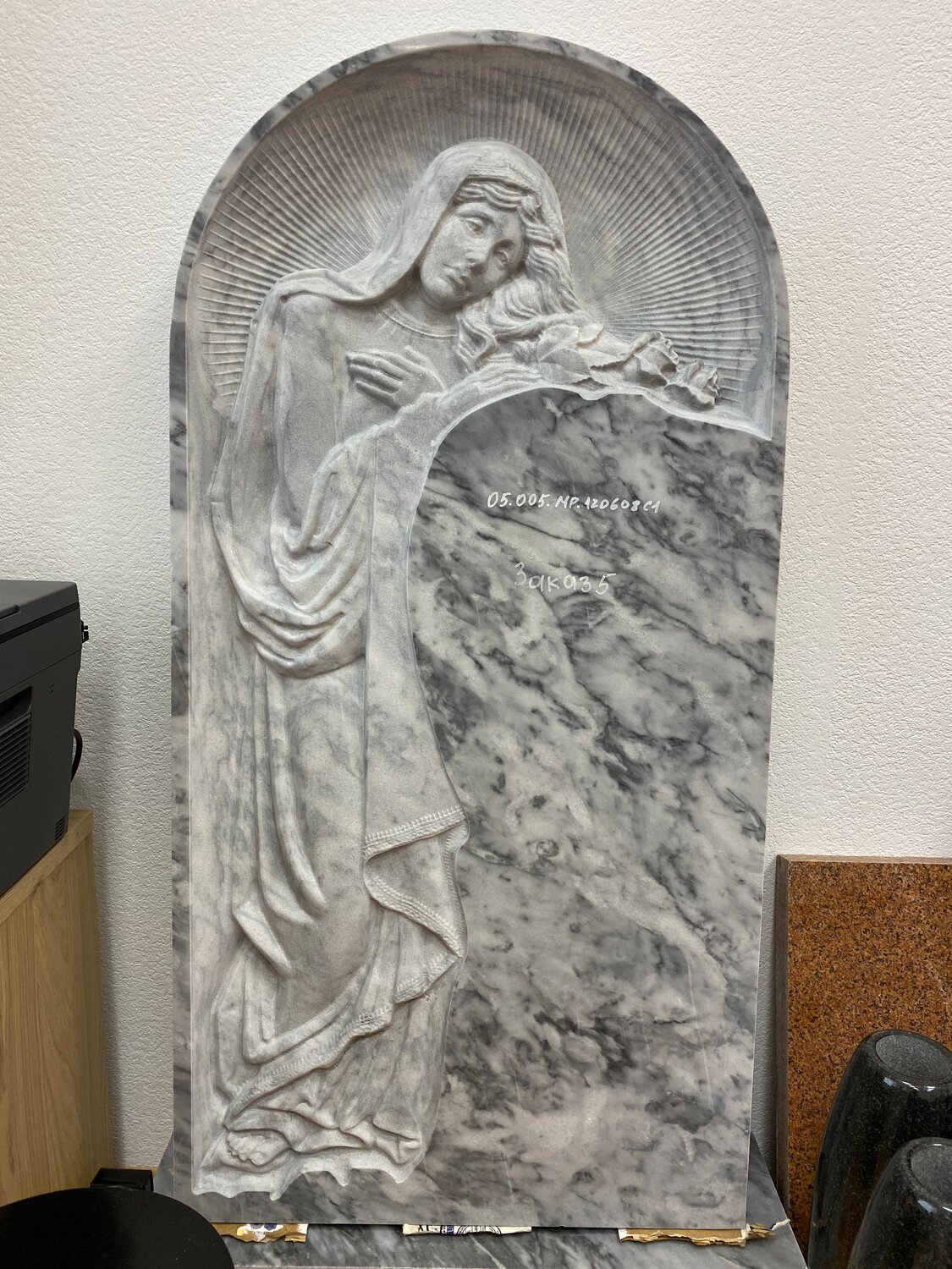 памятники из мрамора, резные памятники из мрамора, памятники из гранита, резные памятники, памятники