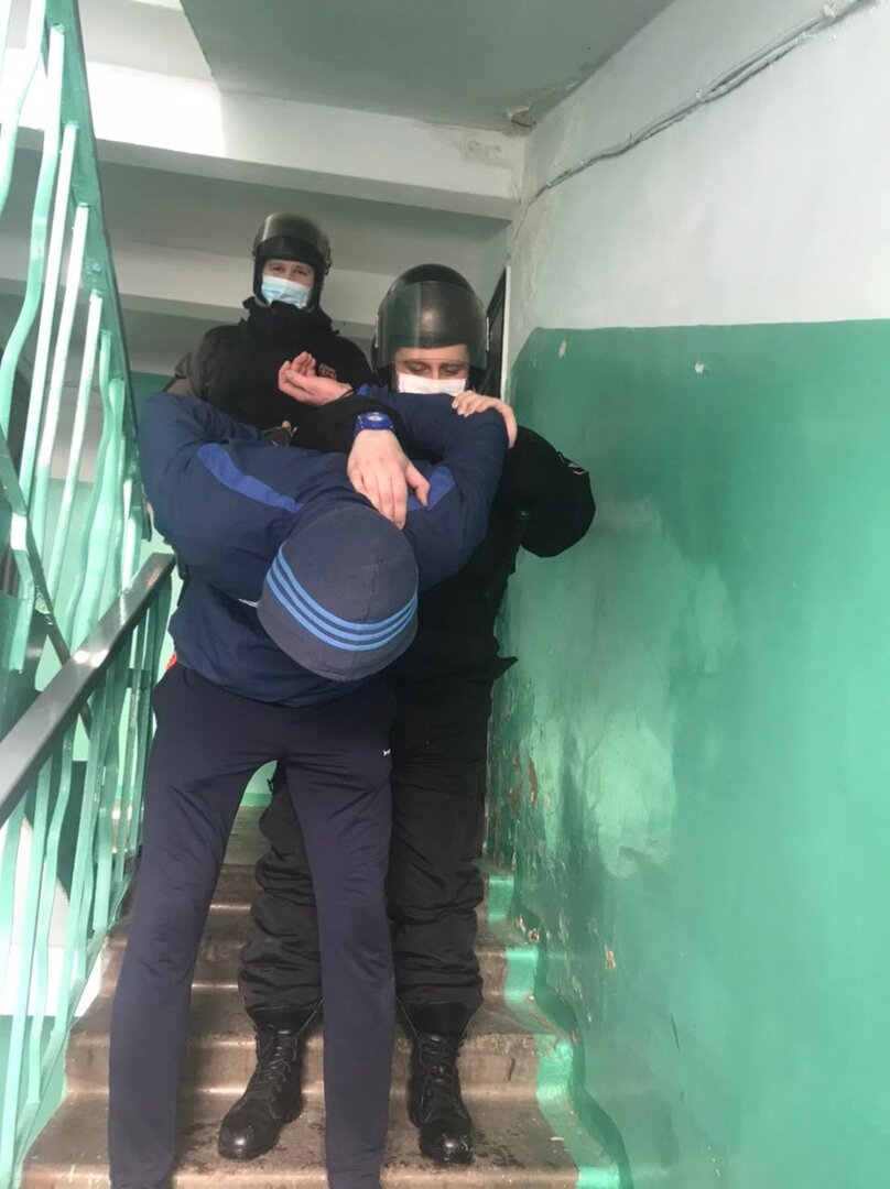 человек, омон в подъезде, полиция в подъезде, сотрудник полиции, полицейский