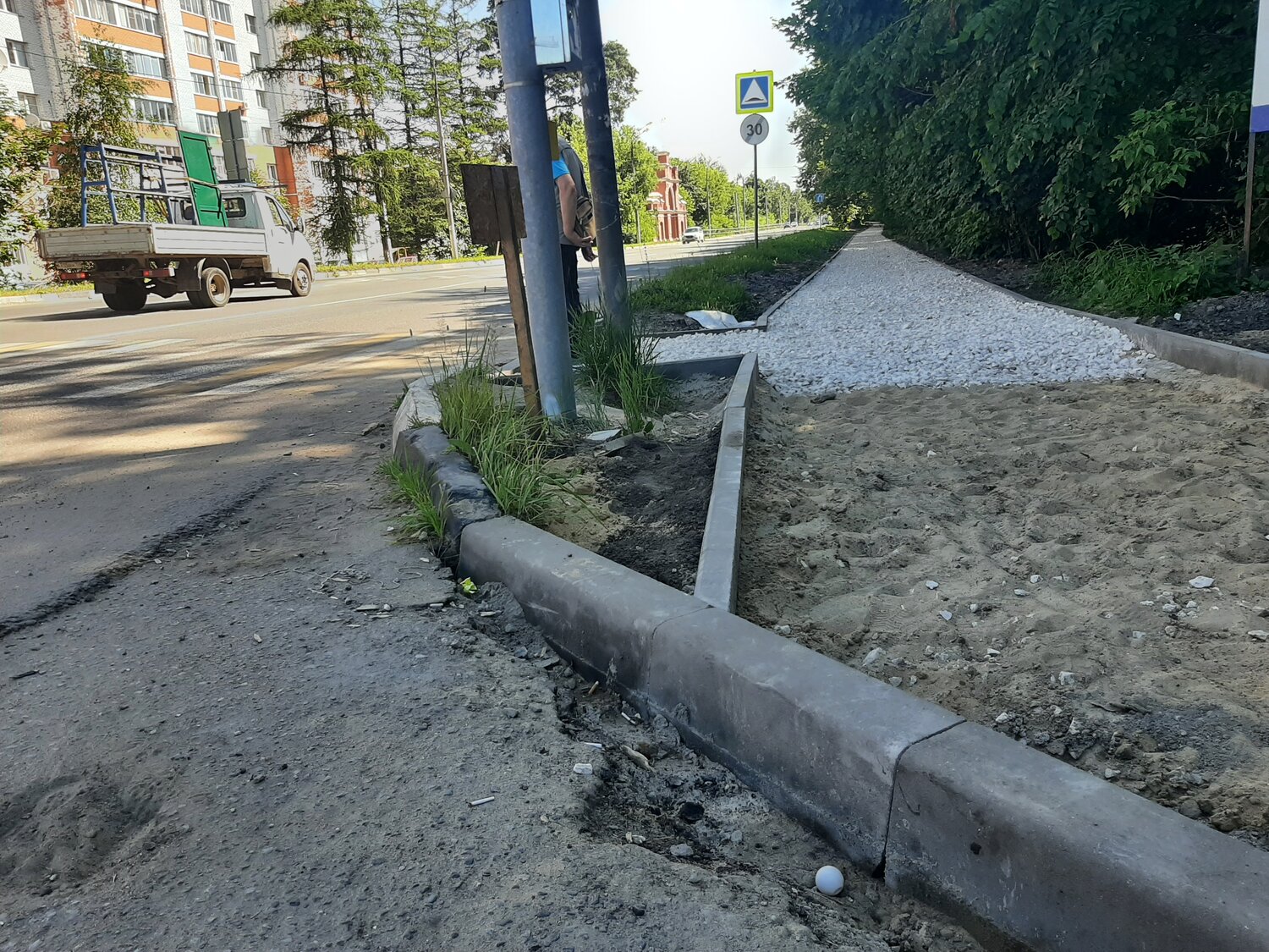 тротуар, тротуар с одной стороны дороги, устройство бордюра на пешеходных дорожках, улица, дорог