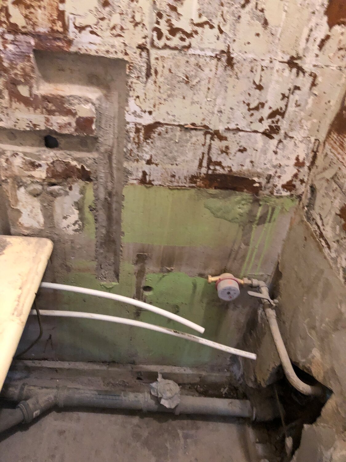 разводка под смеситель в ванной, штробление стен под трубы водоснабжения, подводка воды в ванной, канализация в сталинских домах, ванная подводка труб
