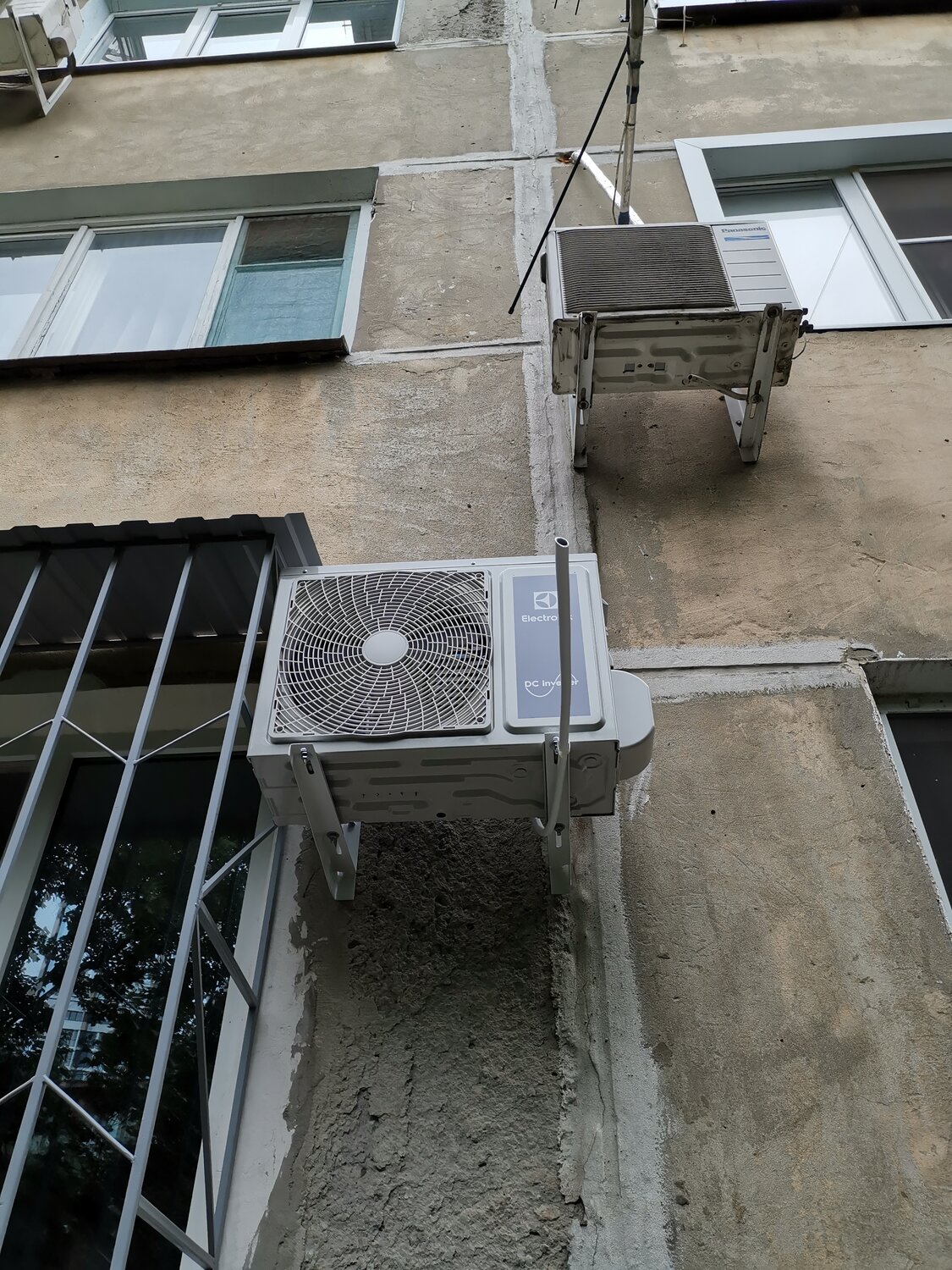 кондиционер, кронштейн для кондиционера на балкон, сплит-система green 09 монтаж наружного блока, кондиционер на фасаде балкона, защитный козырек для блока кондиционера 1000х400