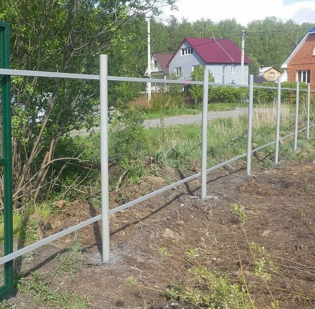 Монтаж металлических столбов для заборов и ограждений