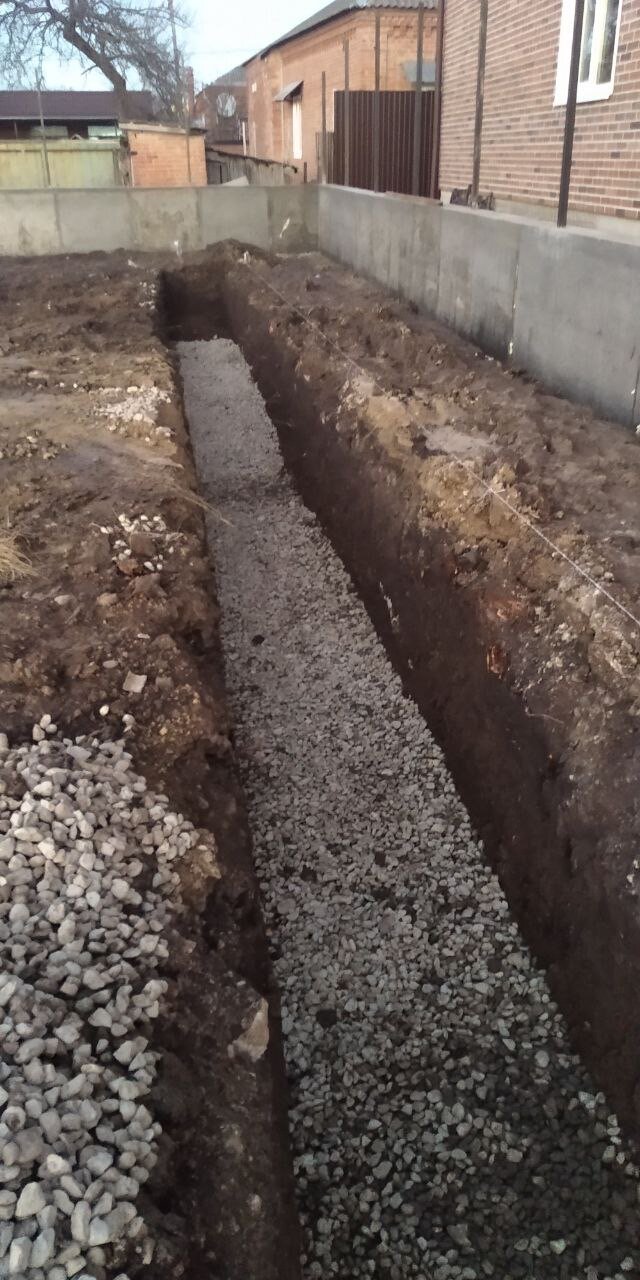траншея для водопровода, копка траншей, яма траншея, траншея, копать траншею