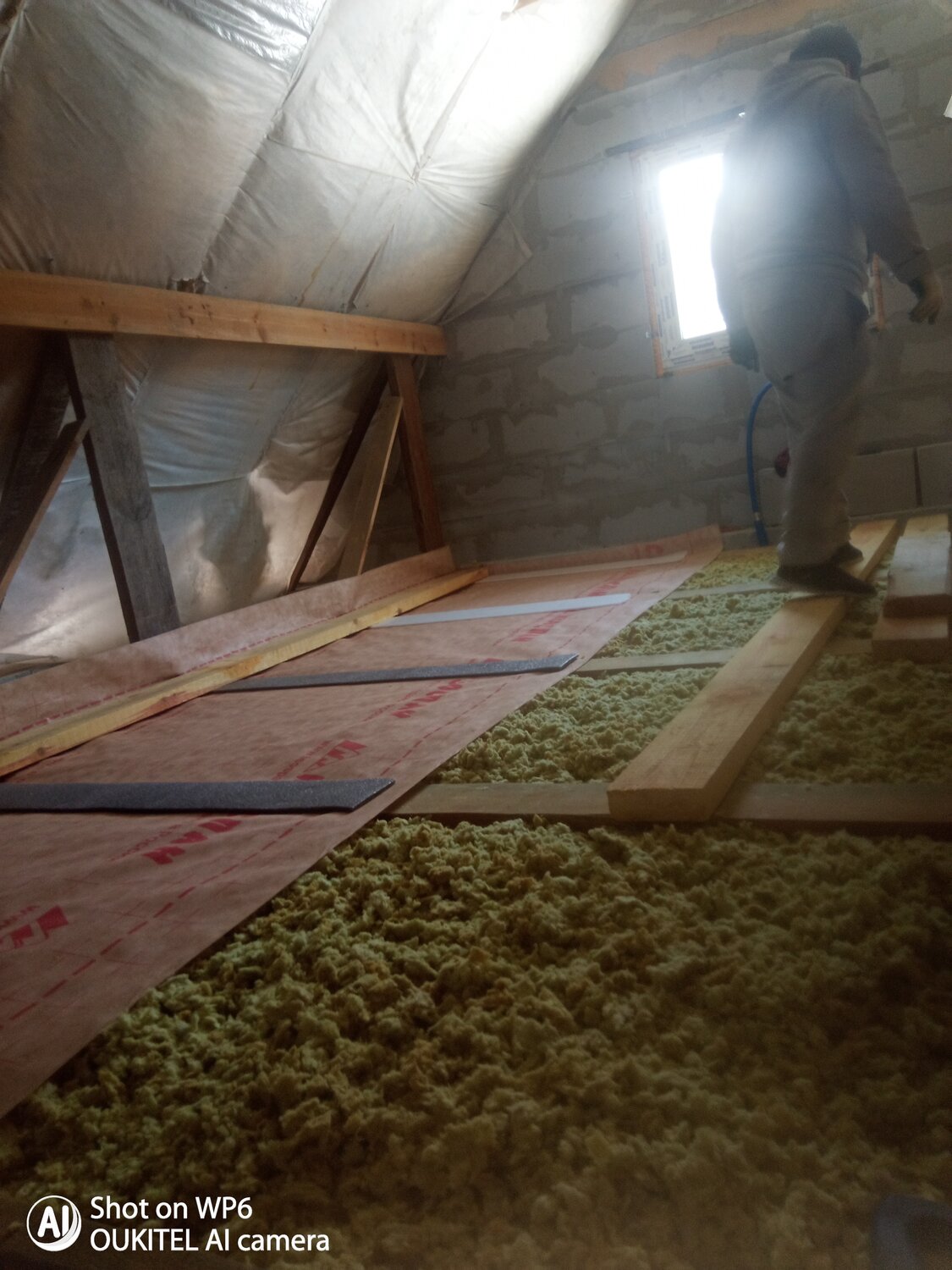 утепление кровли, пароизоляция по балкам перекрытия холодного чердака, утепление крыши, утепление мансарды, пароизоляция потолка при холодном чердаке