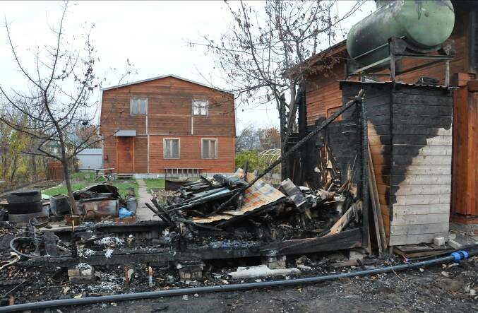 сгоревший дом, пожар в жилом доме, пожар в частном доме, пожар в деревне гора порховский район, дома после пожара