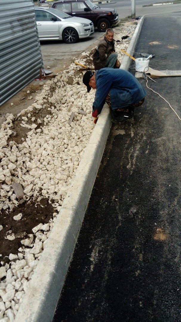 старый бордюр, бетонирование бордюрного камня, асфальт дорога, дорога, тротуар