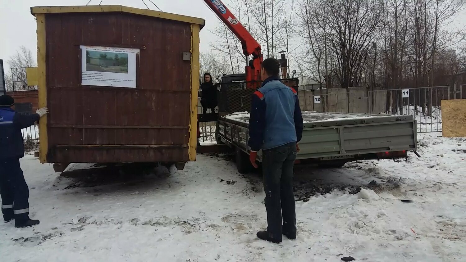 перевозка бытовок, перемещение бытовки, бытовка на участке, контейнер бытовка, газель переезд