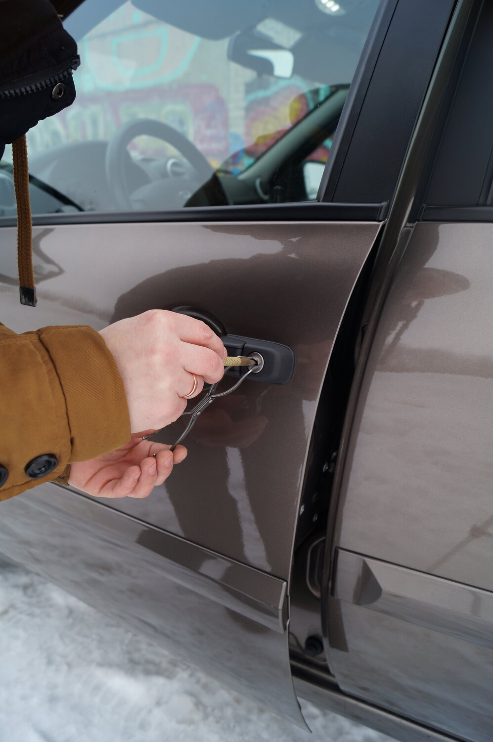 открытые двери автомобиля, вскрыть замок, вскрытие замков, аварийное вскрытие автомобиля, машина автомобиль