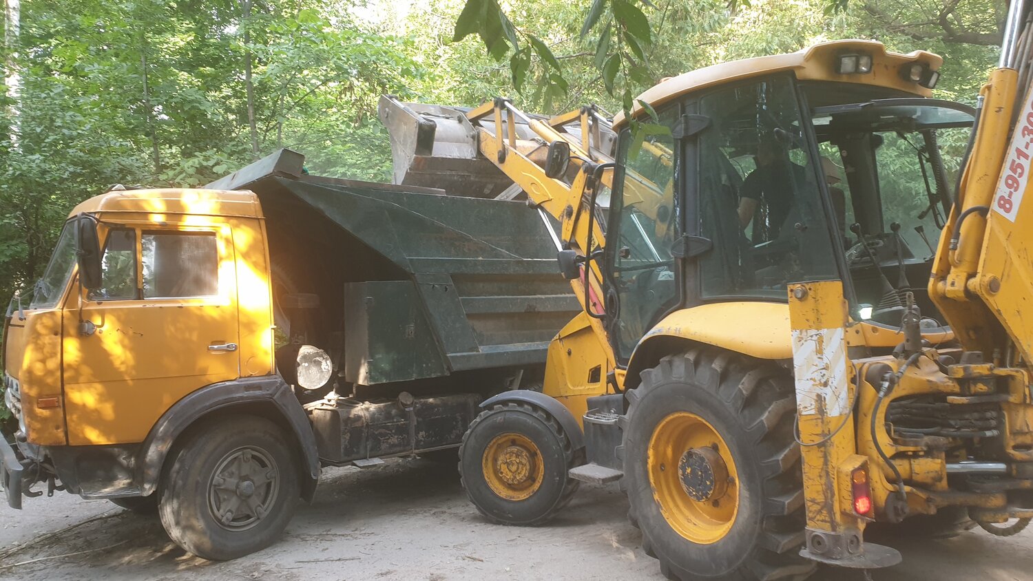 экскаватор-погрузчик jcb грузит на самосвал, услуги экскаватора погрузчика, экскаватор погрузчик грузит камаз, dressta экскаватор погрузчик, спец техника