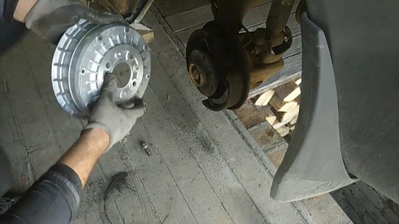 Замена тормозных барабанов