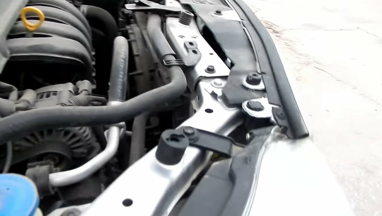 Замена лампы ближнего света на автомобиле