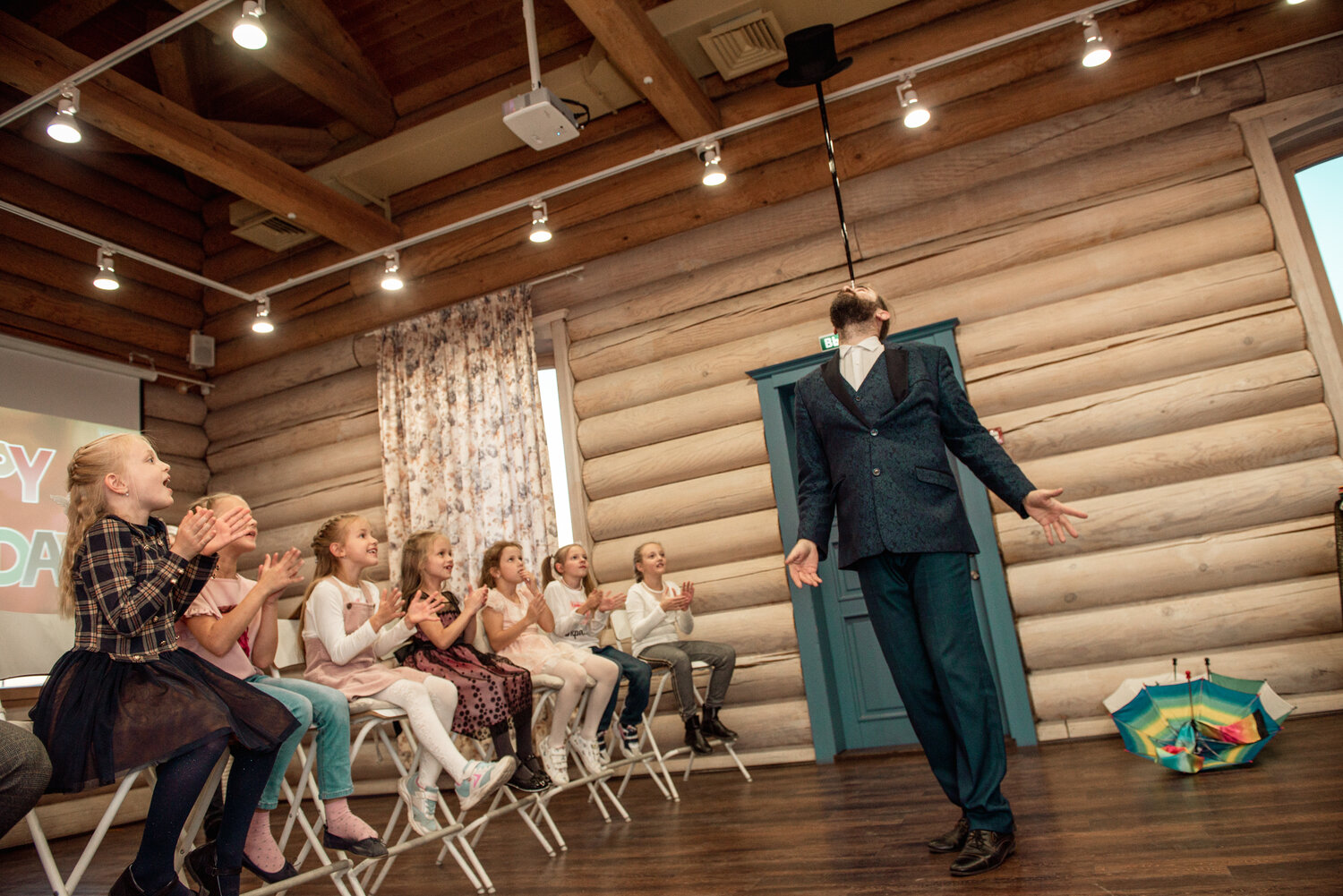 на свадьбе, мужчина, event wedding_msk ведущий на свадьбу, байкальские сезоны свадьба, ведущий