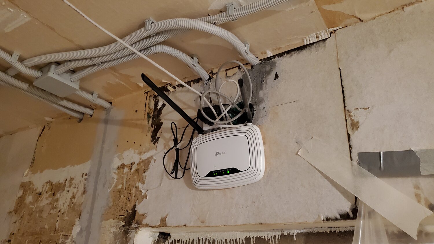 роутер в доме, wi fi роутер мгтс, вай фай роутер, щит под вай фай роутер, роутер в квартире
