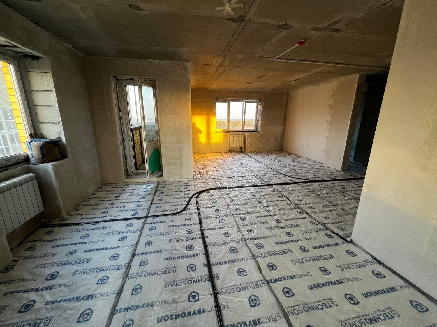 стяжка пола, звукоизоляция пола, звукоизоляция пола под стяжку, монтаж теплого пола, утепление пола