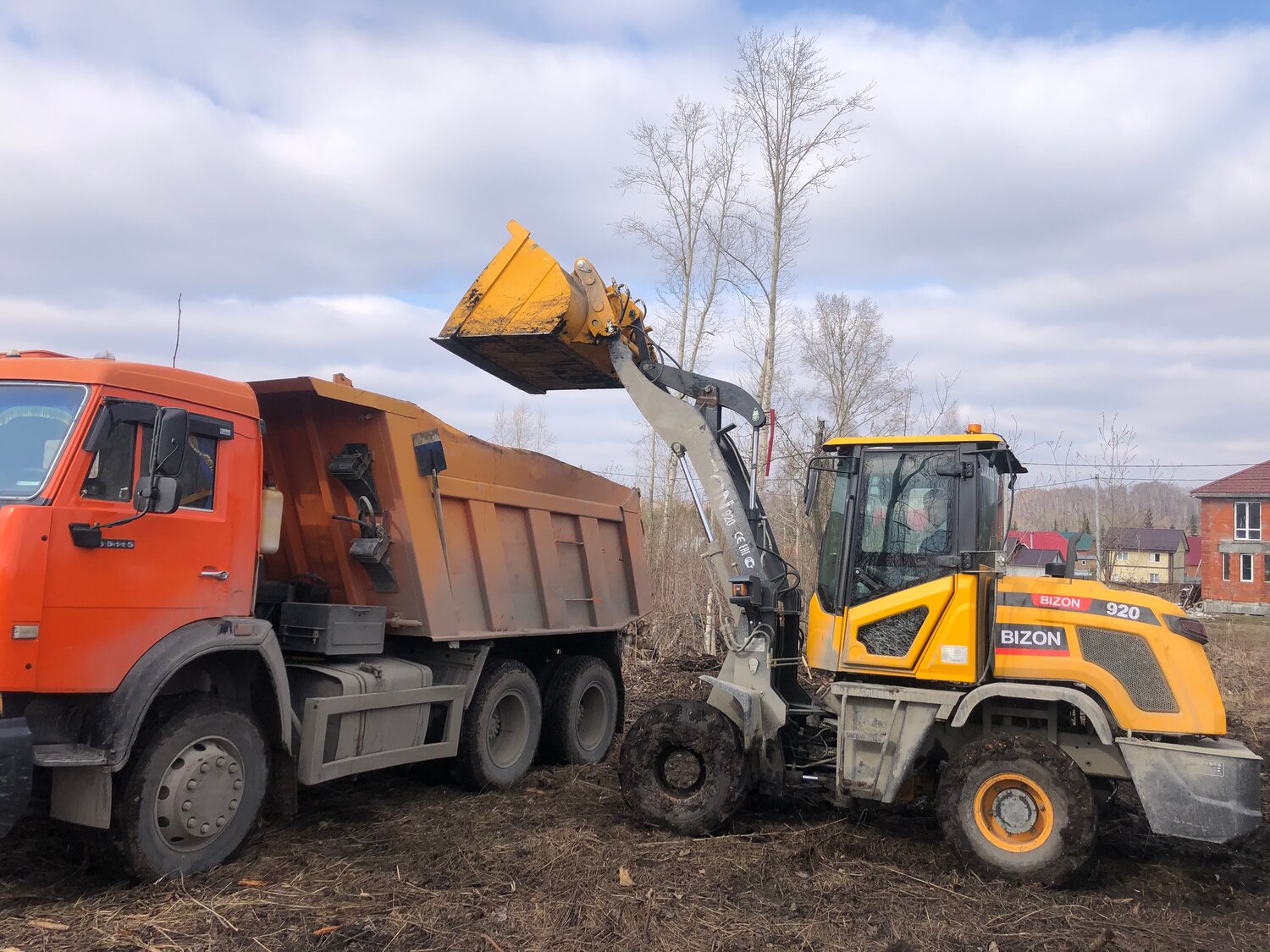 фронтальный погрузчик bizon 930, спецтехника самосвал, спец техника, погрузка самосвала, экскаватор погрузчик грузит камаз